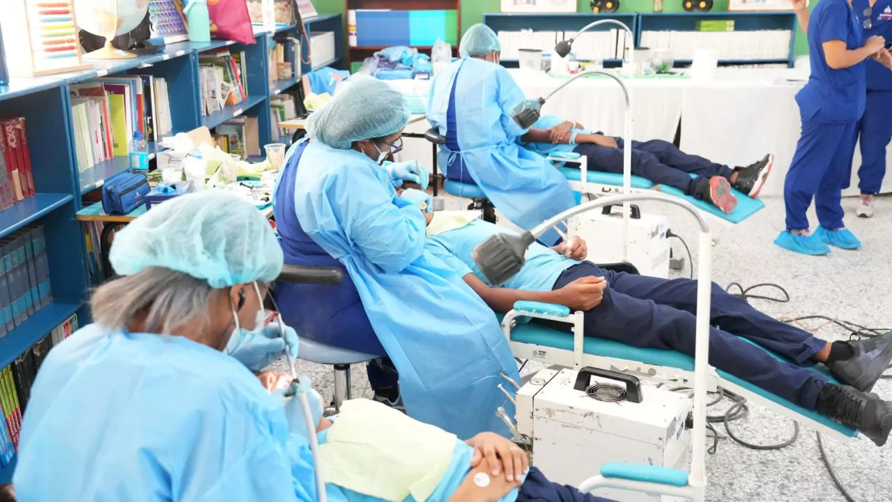Personal médico asiste a estudiantes durante jornada de salud integral del Inabie en Dajabón