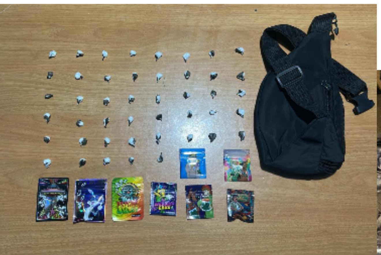 Porciones de presunta droga, bolsas plásticas y una bolsa ocupadas por la Policía en operativos en Monte Plata