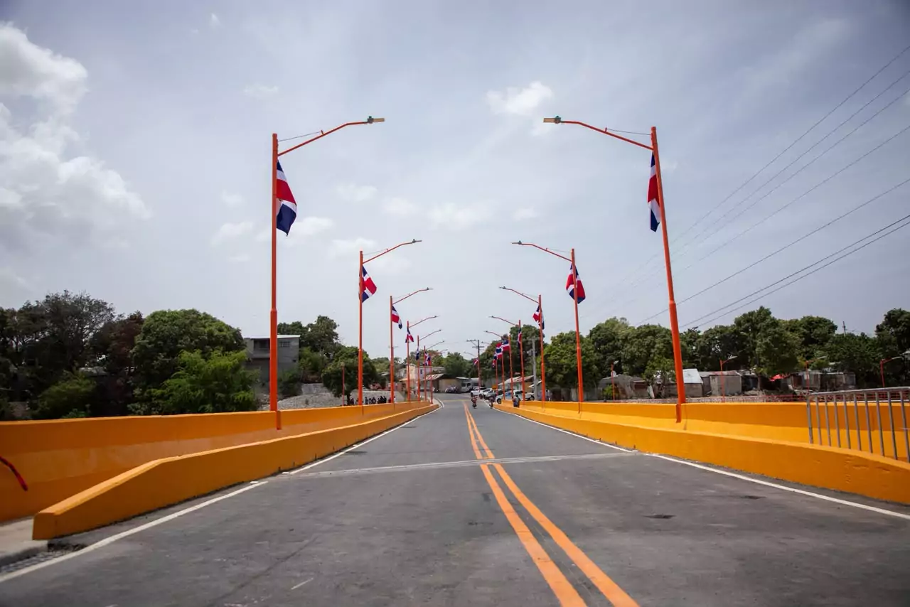 Inauguran Puente Los Hierros en Baní, con nueva vía asfaltada, luces y banderas dominicanas
