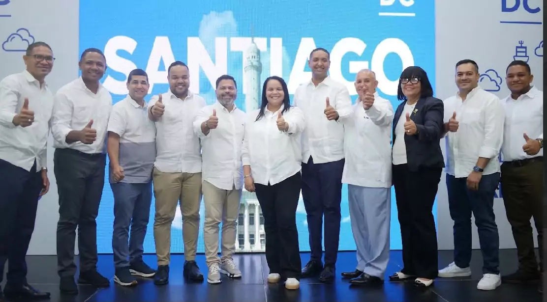 Dirigentes posan en escenario durante la juramentación de la estructura de apoyo a David Collado en Santiago