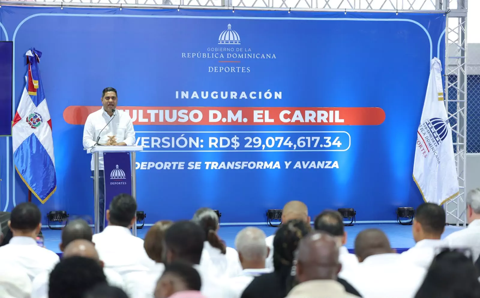 Acto de inauguración de la azotea multiusos DM El Carril en Haina, durante un discurso a los asistentes