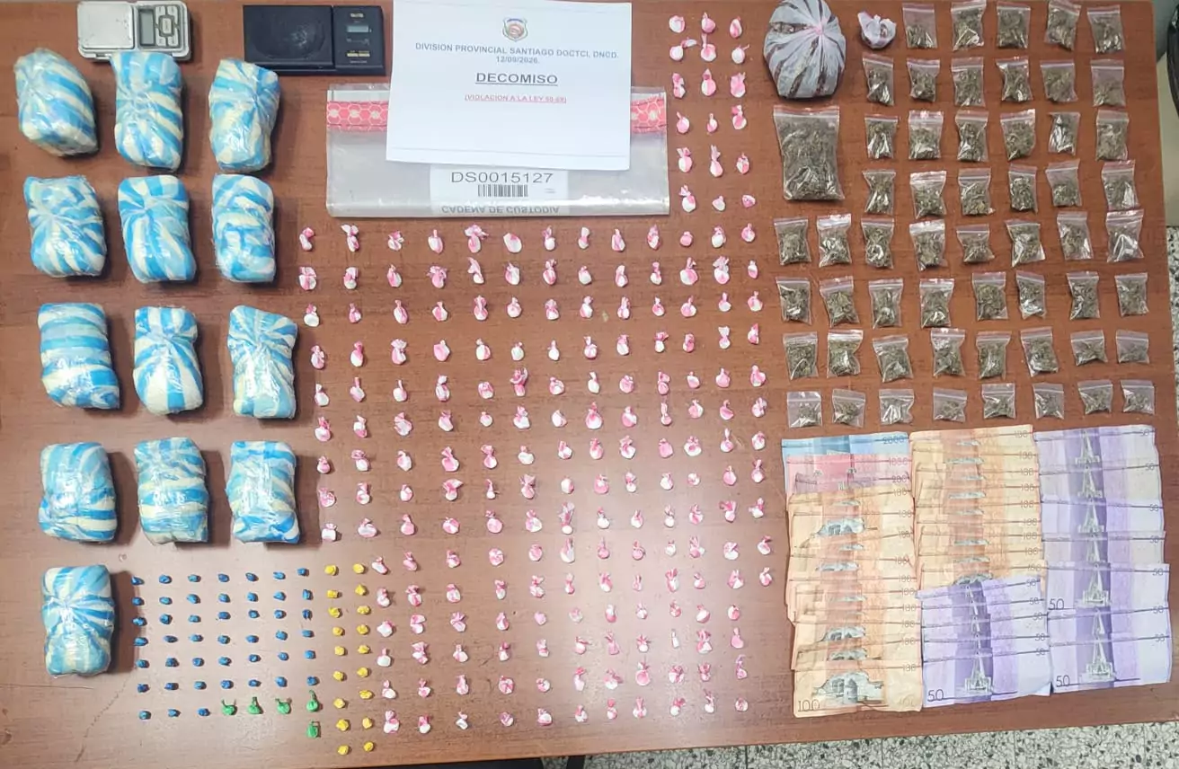 Incautación de presunta droga, dinero en efectivo y balanza durante operativo de la DNCD en Santiago