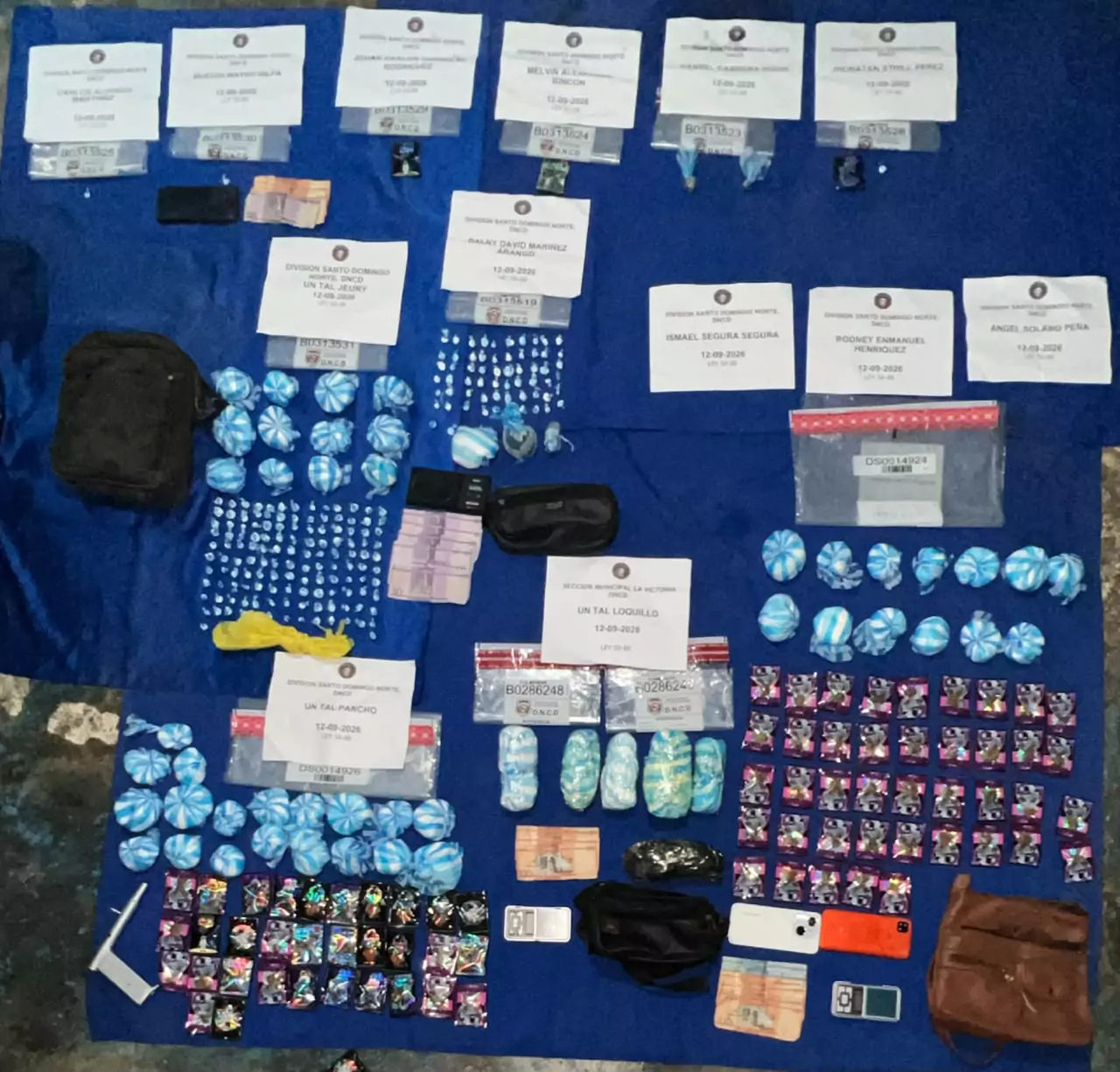 Drogas, dinero, celulares y otras pruebas involucradas en operativo policial en Santo Domingo Norte