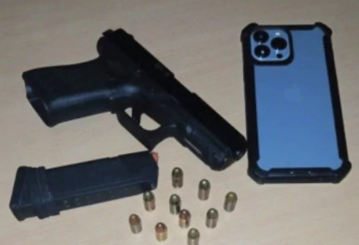 Pistola, cargador, municiones y celular ocupados por la Policía Nacional en operativos realizados en Pedernales