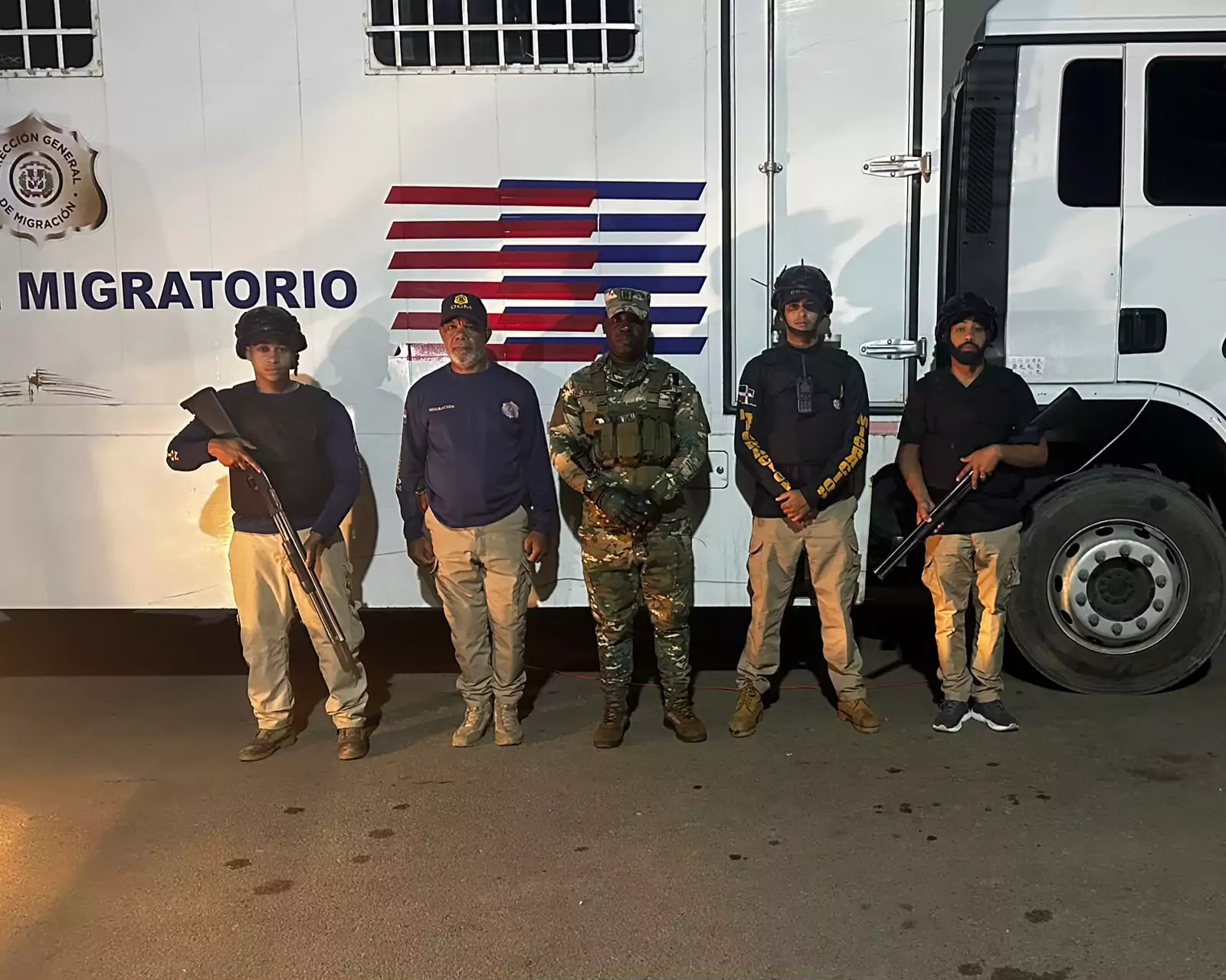 Agentes de inmigración y soldados junto a un camión de inmigración durante operaciones contra inmigrantes indocumentados en República Dominicana