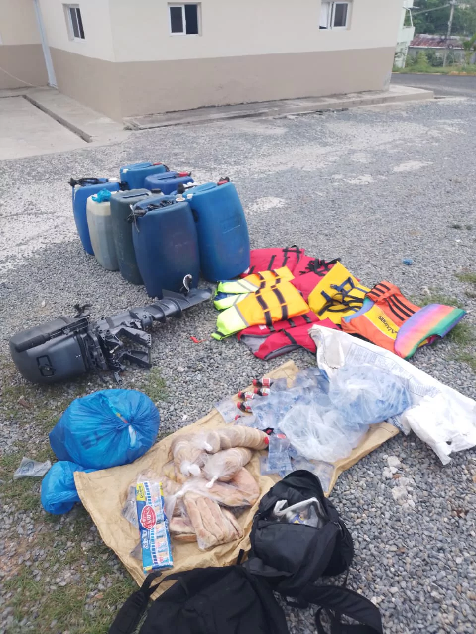 Bidónes, chalecos salvavidas, motor fuera de borda y víveres incautados tras operativo contra la trata de migrantes en Miches