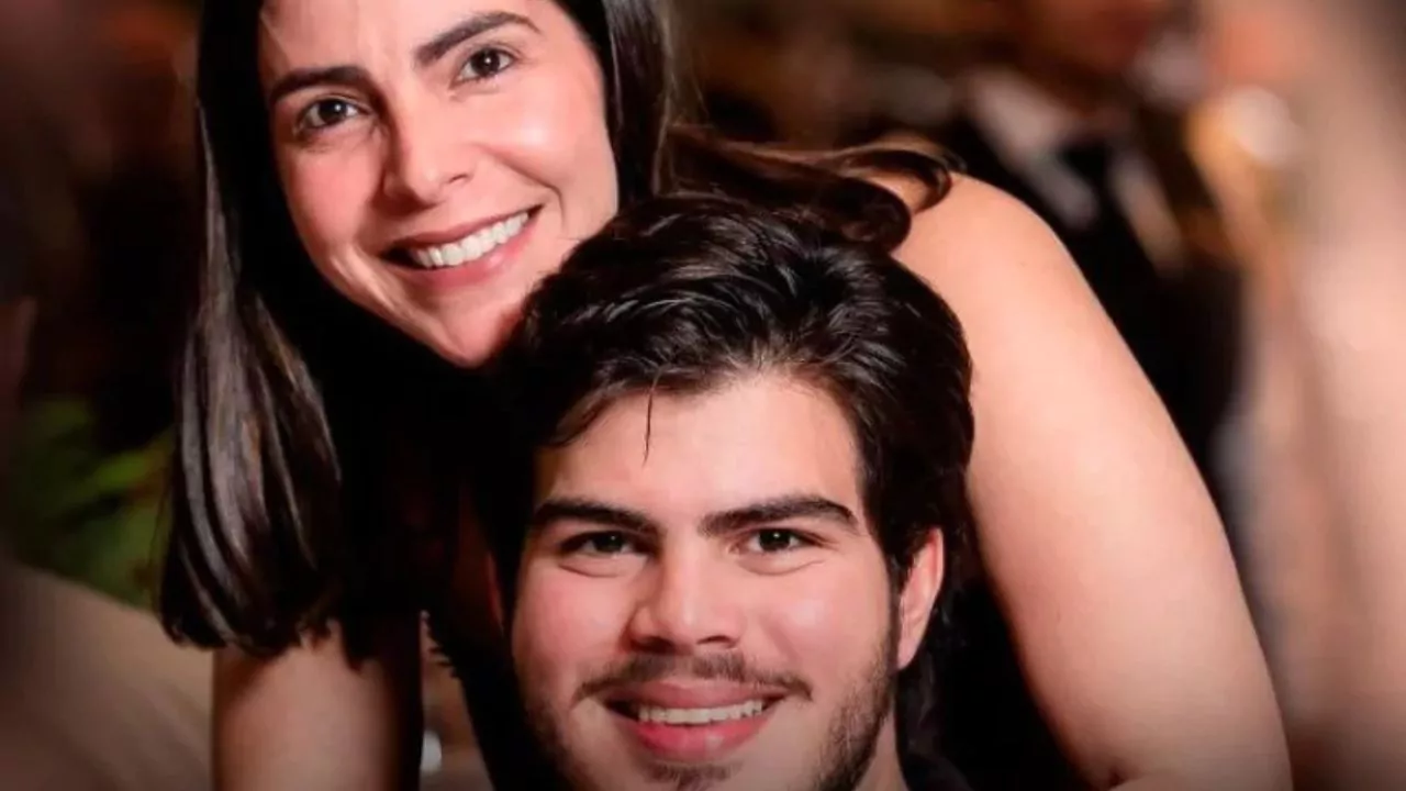 Mujer y joven sonríen en retrato utilizado en noticia sobre la mejoría de Gustavo Mejía-Ricart tras cirugía