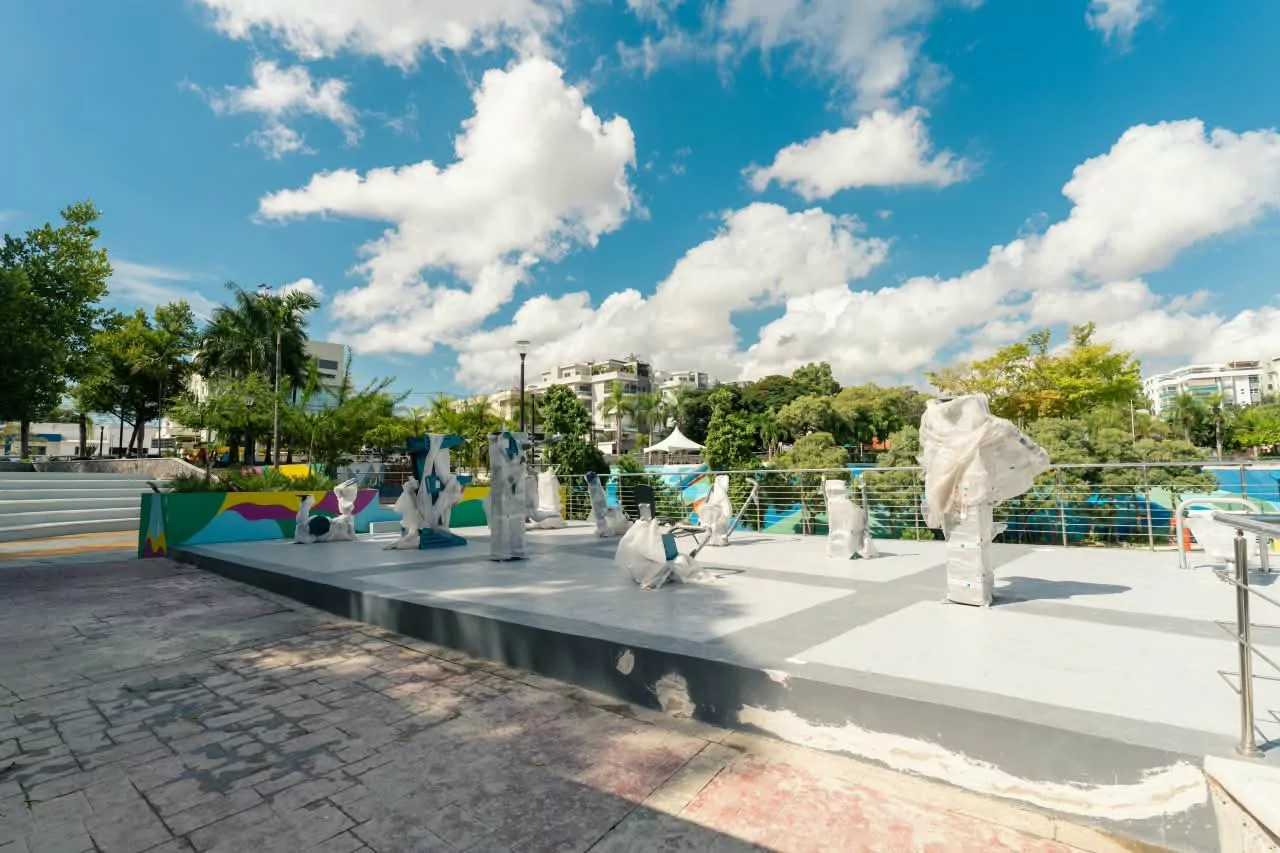 Reformada plataforma con esculturas cubiertas en el parque José Núñez de Cáceres de Santo Domingo durante su modernización