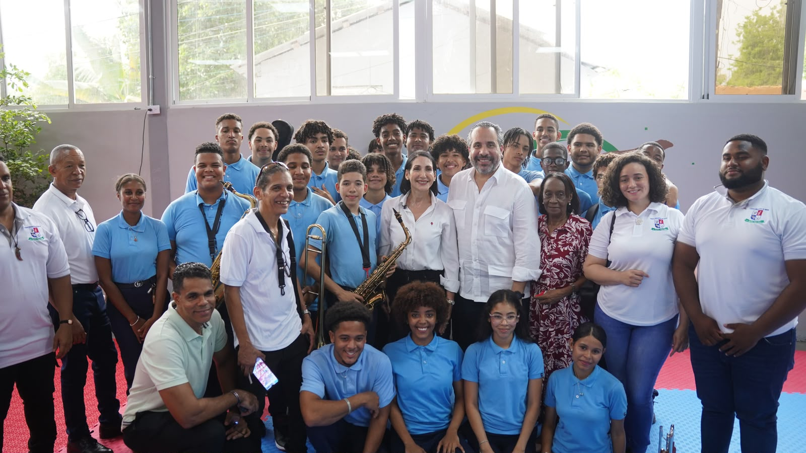 Raquel Arbaje con estudiantes y autoridades durante la inauguración del polideportivo en Las Cañitas, Santo Domingo
