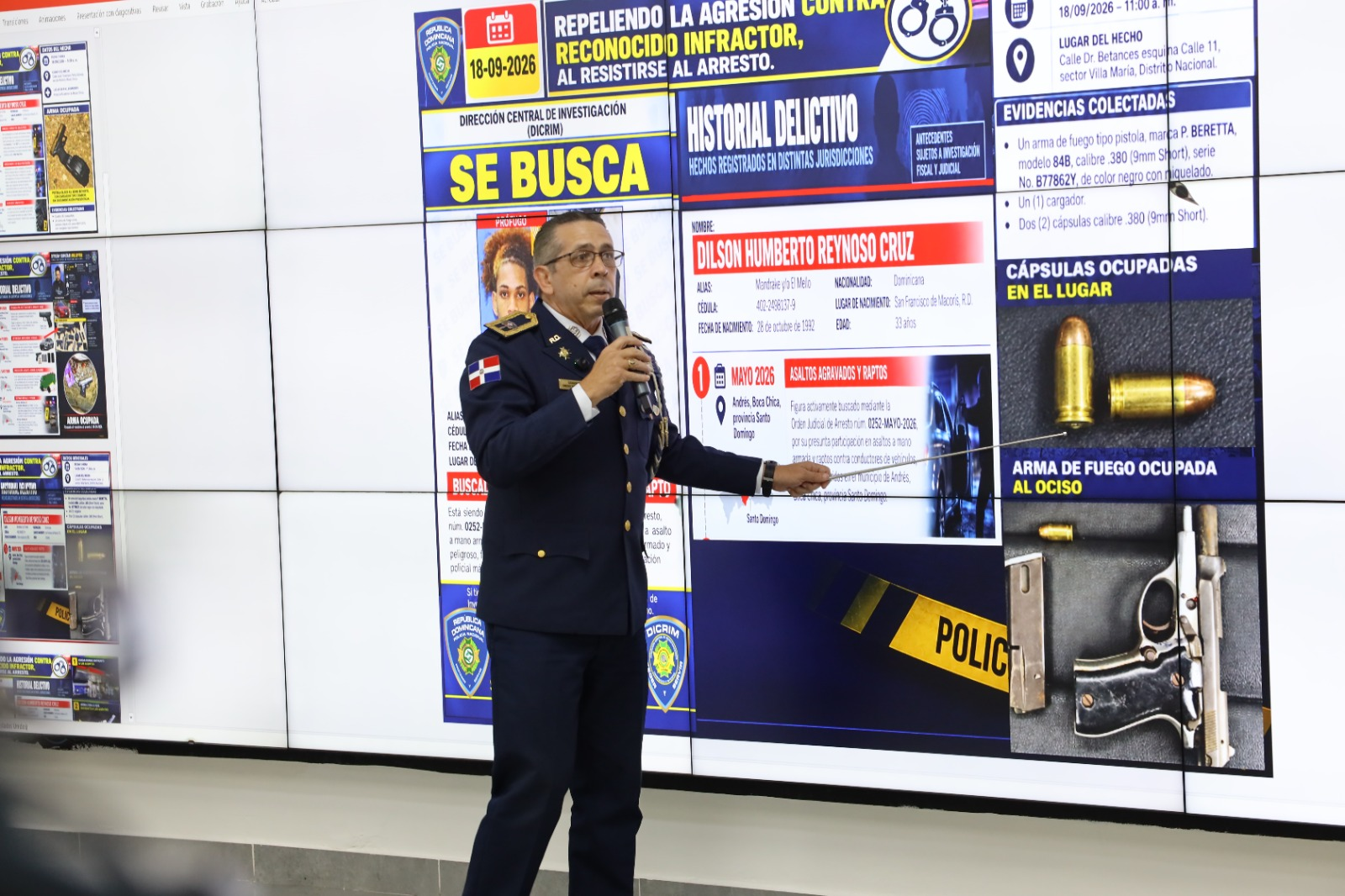 Oficial de la Policía Nacional presenta en pantalla detalles de un prófugo y pruebas incautadas en República Dominicana