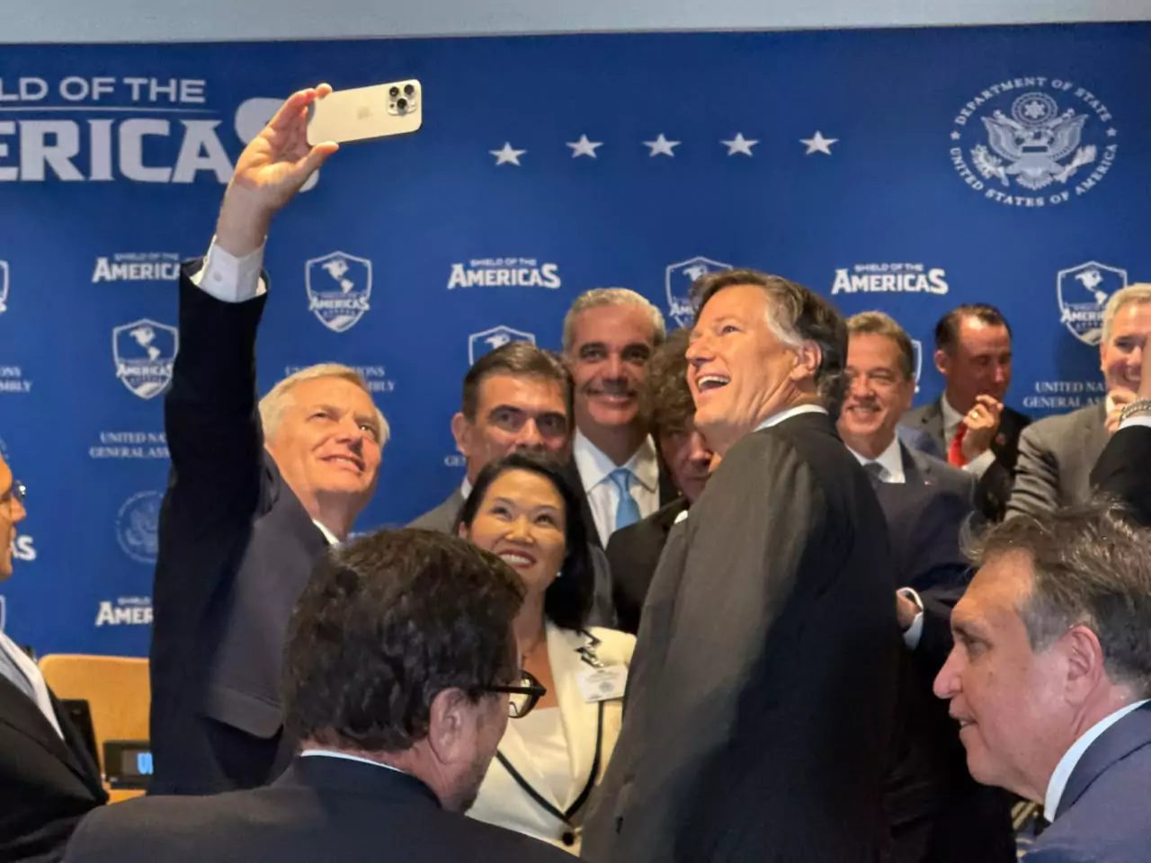 Luis Abinader posa en una selfie durante la reunión del Escudo de las Américas en Nueva York sobre seguridad regional