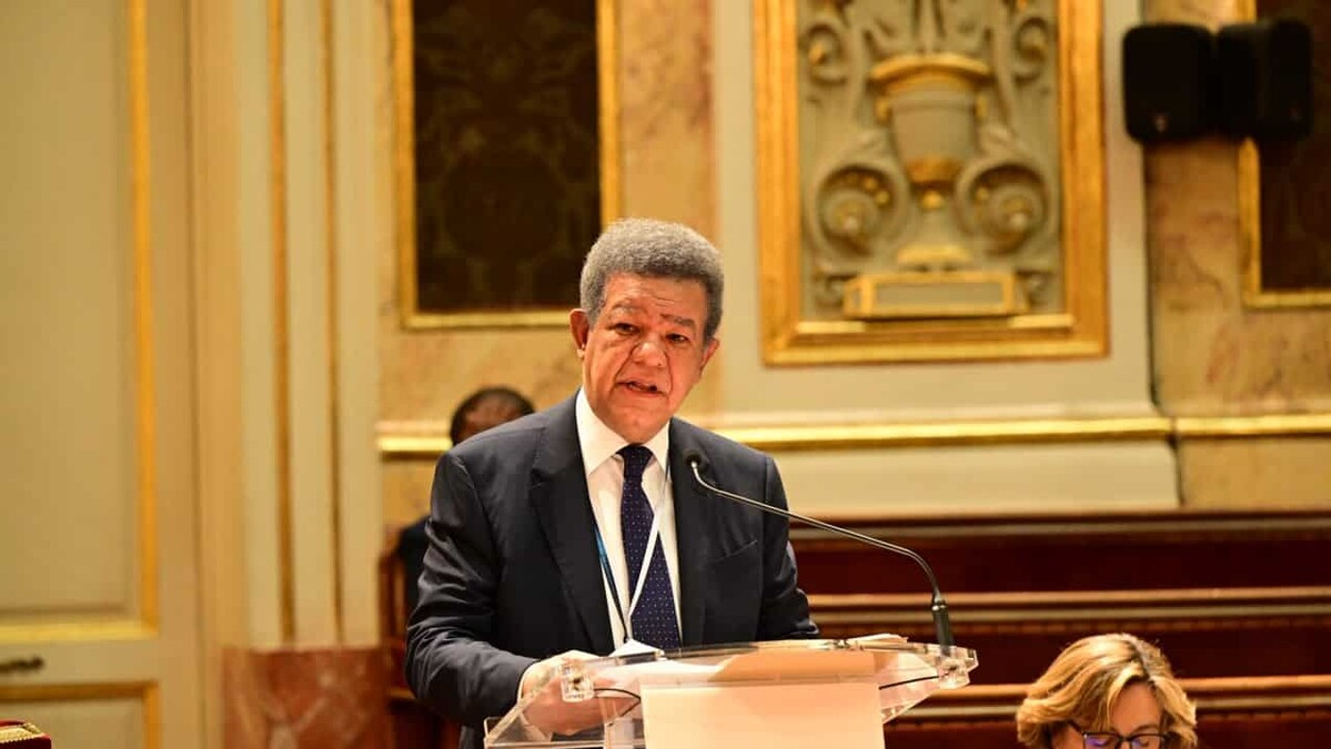 Leonel Fernández habla desde un podio durante un foro sobre América Latina y el Caribe en un escenario internacional polarizado