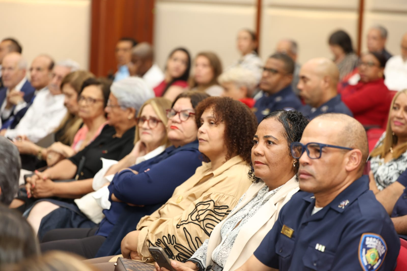 Asistentes y policías durante presentación de avances de la reforma policial en Santo Domingo