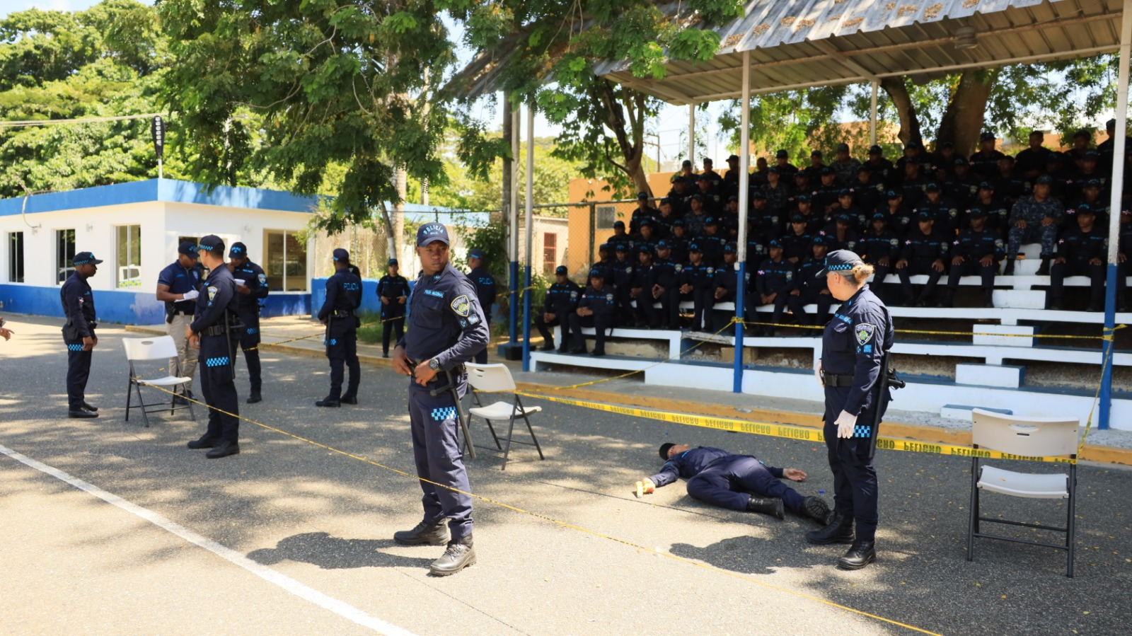 Agentes de la Policía Nacional durante práctica de preservación de la escena del crimen en Santo Domingo
