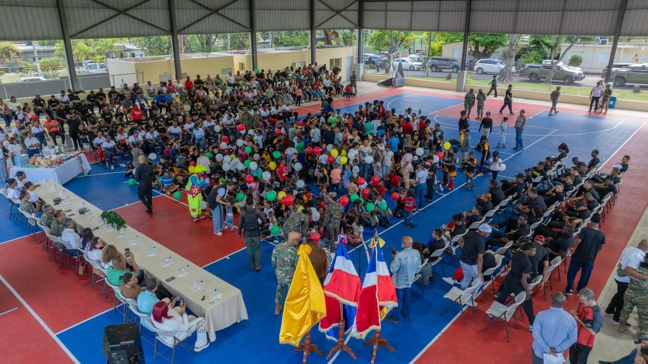 Evento del Ejército dominicano con niños y familias en cancha cubierta para programa deportivo para hijos de militares