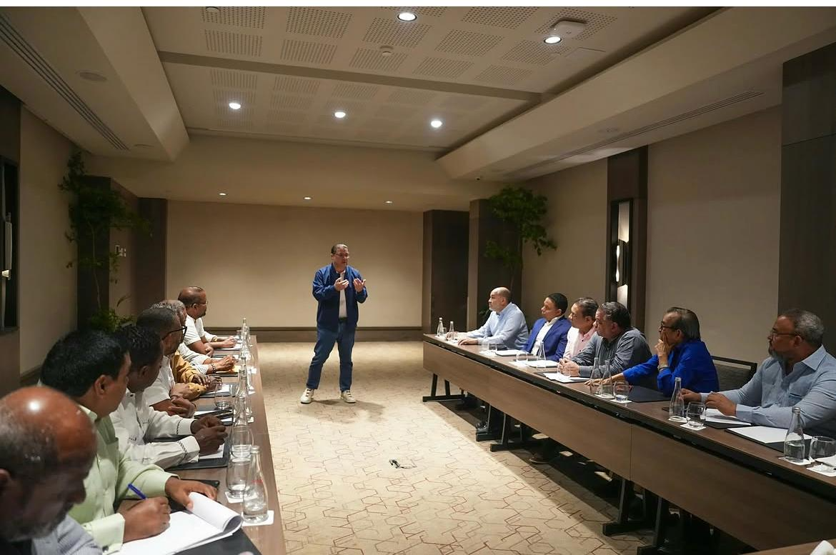 Reunión entre Gobierno y transportistas en Santo Domingo sobre aumentos de combustible y medidas de apoyo como el Bono Gas