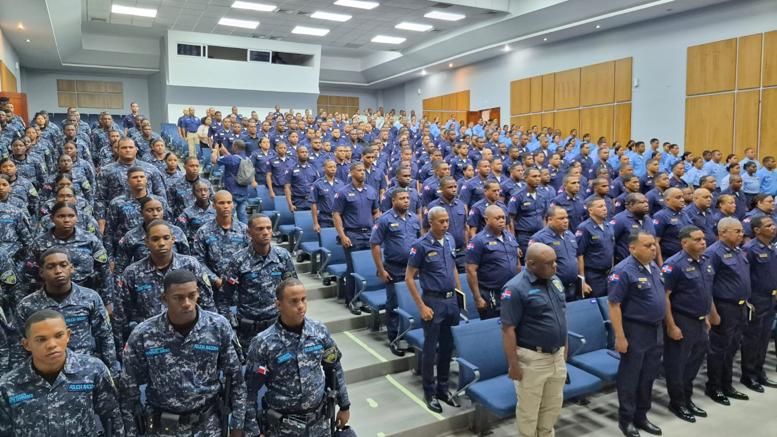 Agentes de la Policía Nacional se reunieron en un auditorio durante supervisión en el Noreste encabezada por Ernesto Rodríguez García