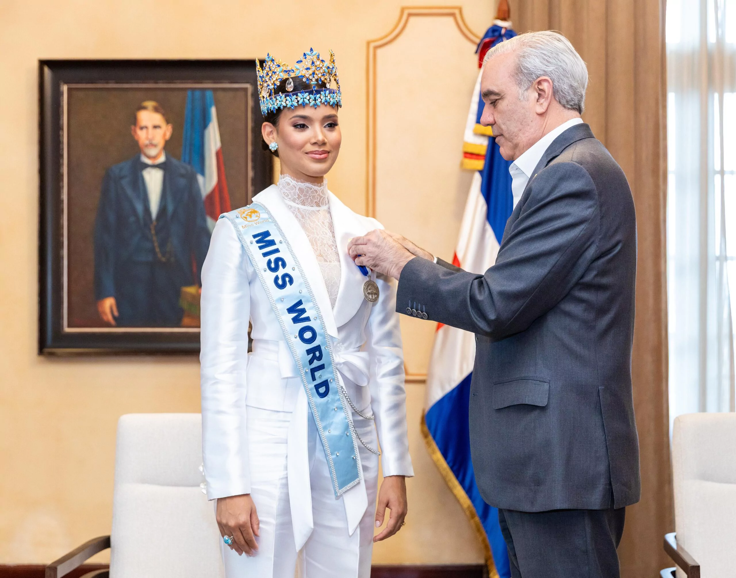 Abinader coloca Medalla Presidencial al Mérito Civil a Joheirry Mola, Miss Mundo 2026, en Palacio Nacional