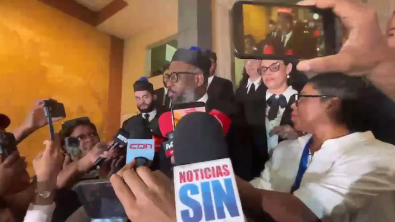 Abogado habla con la prensa tras decisión judicial sobre medidas coercitivas en el caso SeNaSa 2.0