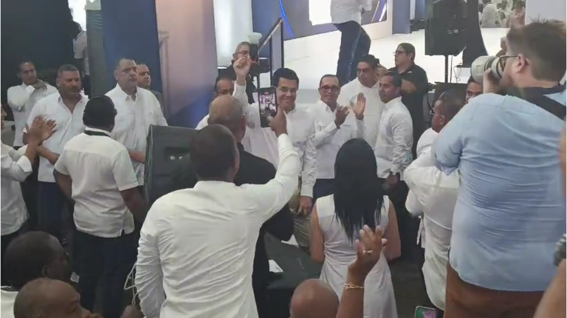 David ilumina la convención del PRM a su llegada