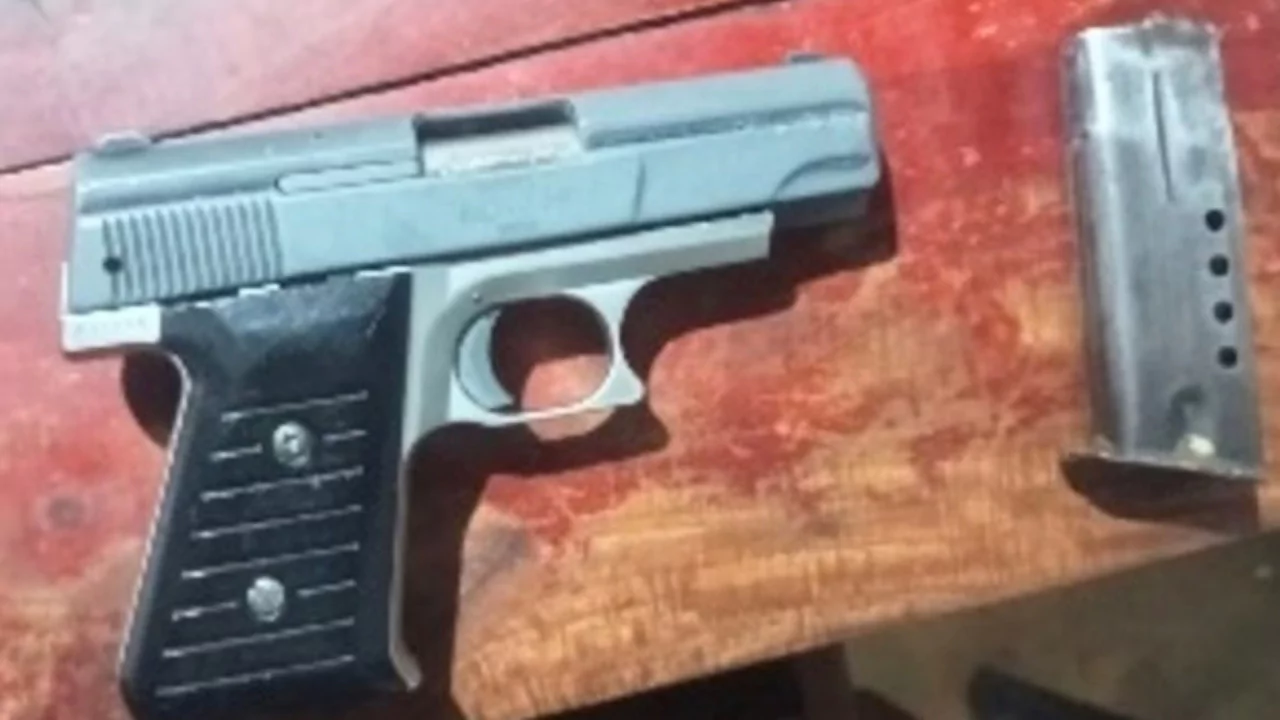 Pistola y cargador ocupados por la Policía Nacional durante operativo contra armas ilegales en Barahona