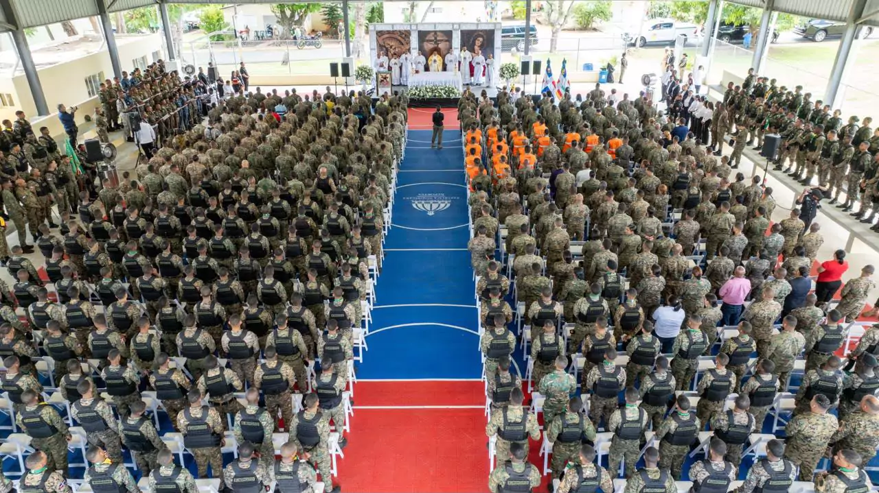 Militares participan en una misa del Ejército en honor a San Miguel Arcángel en un campo cubierto
