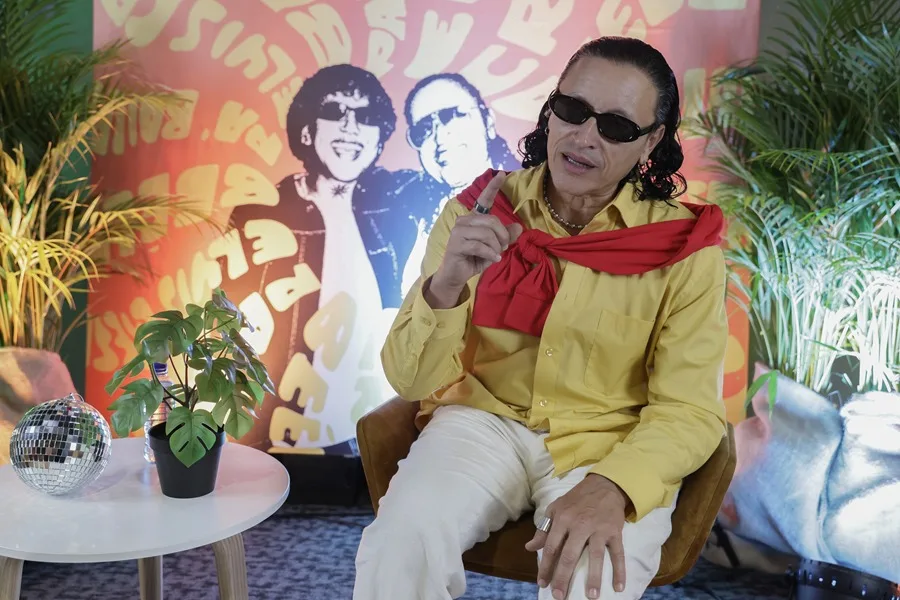 El cantante estadounidense Elvis Crespo habla durante una entrevista con EFE, en Bogotá (Colombia). EFE/Carlos Ortega