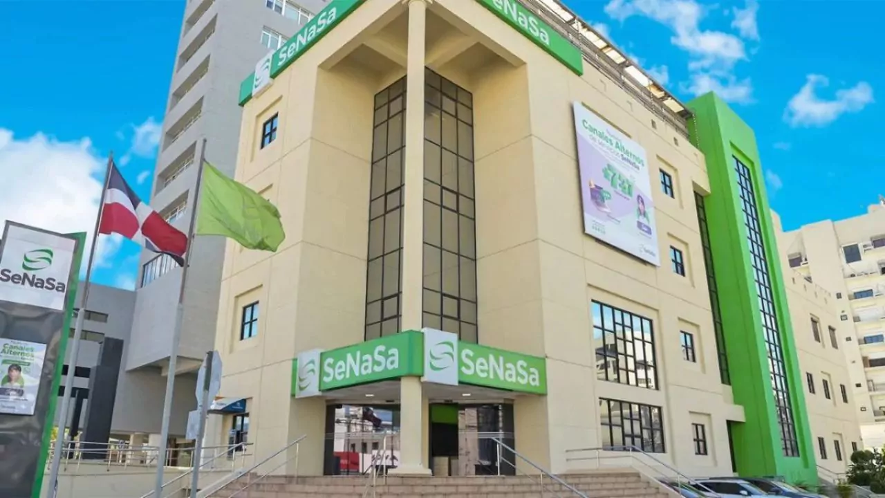 Sede del SeNaSa en República Dominicana, en el marco de una denuncia por uso indebido de datos de afiliados y reclamos fraudulentos