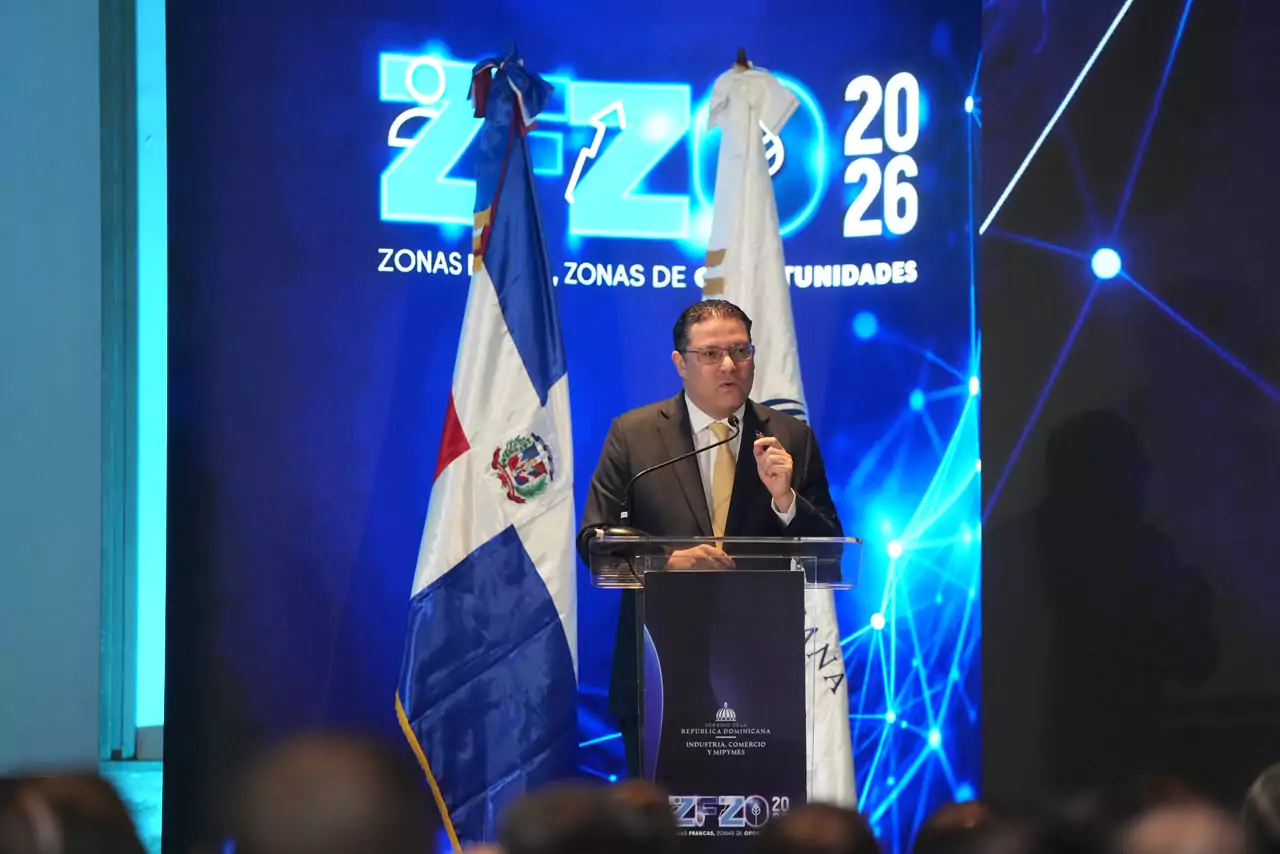 Funcionario dominicano habla en evento oficial sobre capacitación digital y oportunidades hacia el 2026.