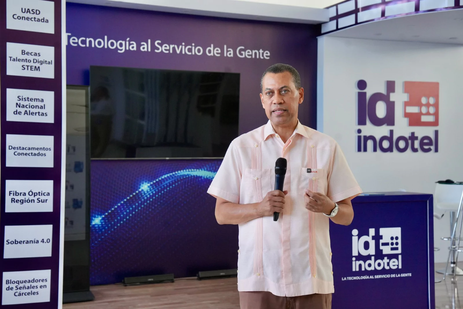 Guido Gómez Mazara durante una intervención pública, en el marco de su invitación a la Feria del Libro 2026 en Santo Domingo