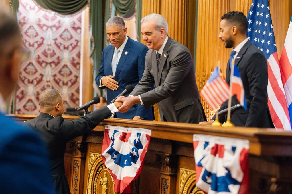 Abinader se reúne con la diáspora dominicana y declaran el 24 de septiembre como Día del Orgullo Dominicano