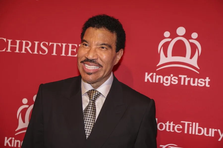 Lionel Richie ingresa voluntariamente a cuidados intensivos para someterse a pruebas