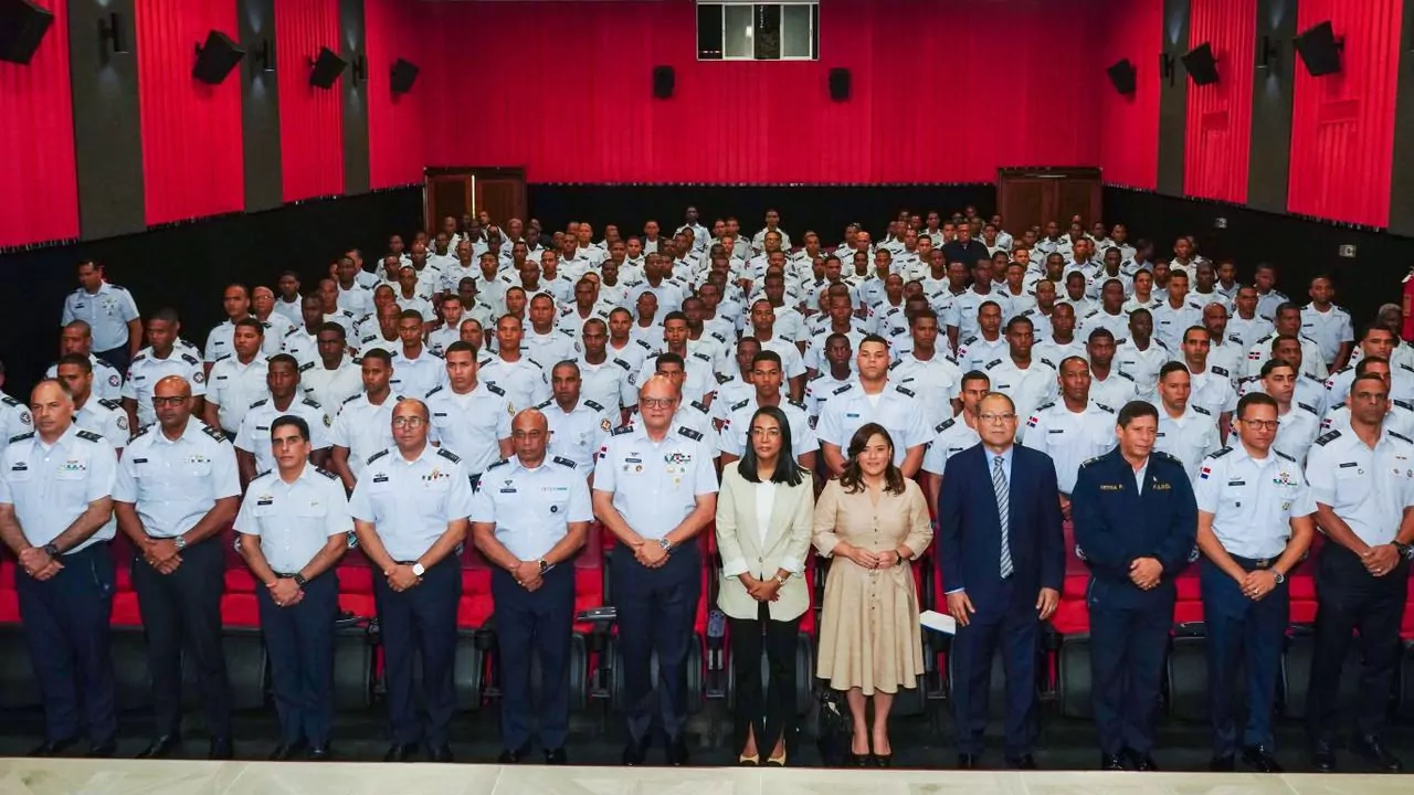 Militares y autoridades participan en jornada del Ministerio de la Mujer contra la violencia en la Fuerza Aérea Dominicana