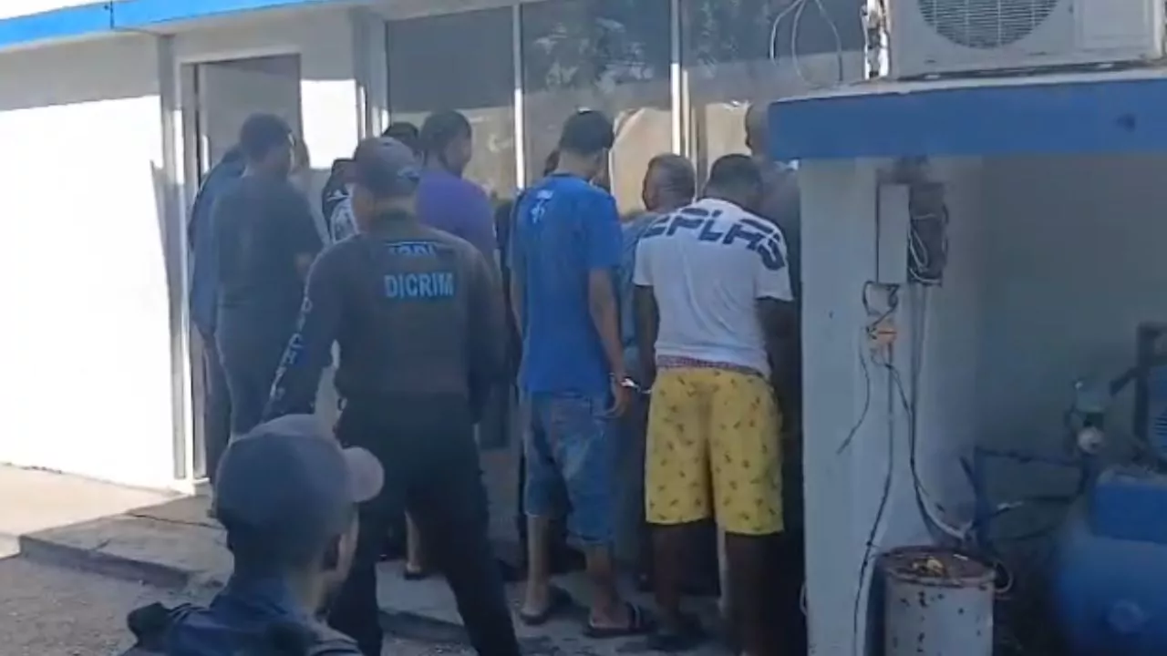 Policías durante un operativo en Barahona, donde detuvieron a ocho personas y aseguraron tres armas