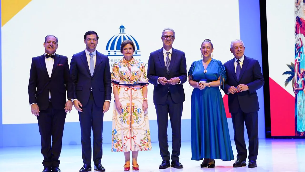 Autoridades durante la inauguración del pabellón de Panamá en la Feria Internacional del Libro Santo Domingo 2026.