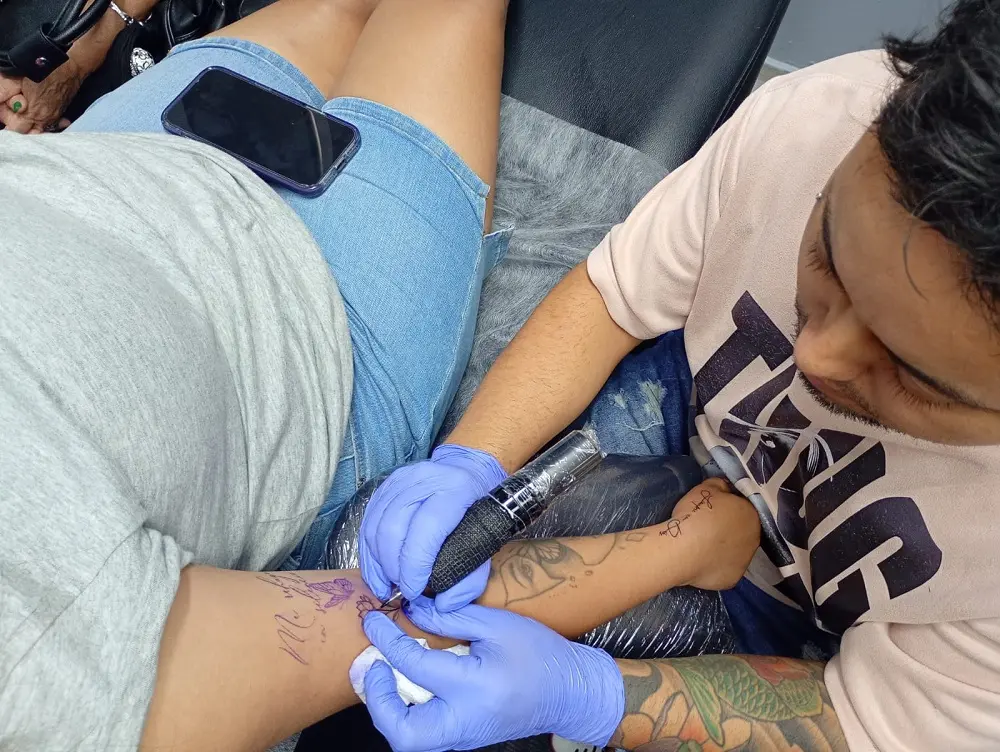 Mujeres y adultos hasta 72 años lideran la clientela en los centros de tatuajes