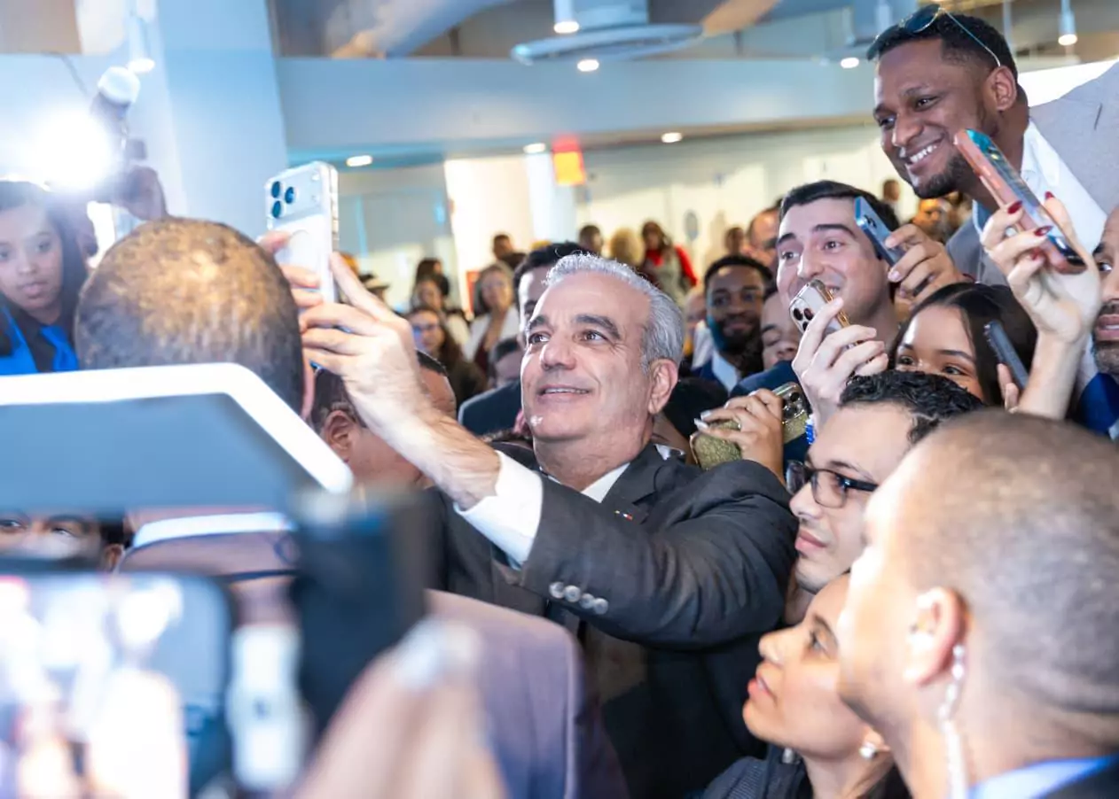 Abinader se toma selfies con jóvenes durante anuncio de 300 becas para dominicanos residentes en Nueva York