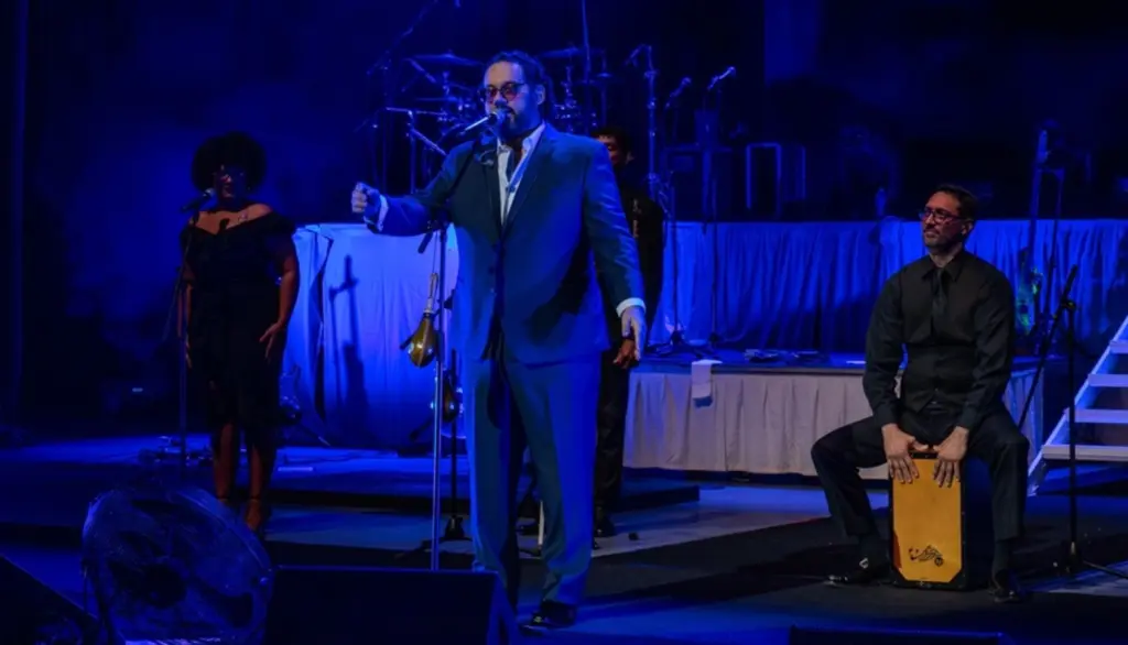 Rosario Flores desborda mucha energía y emoción en su show