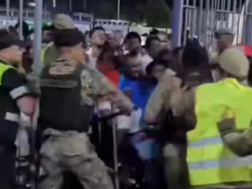 Captura de pantalla del vídeo que muestra el caos en una de las entradas del estadio.