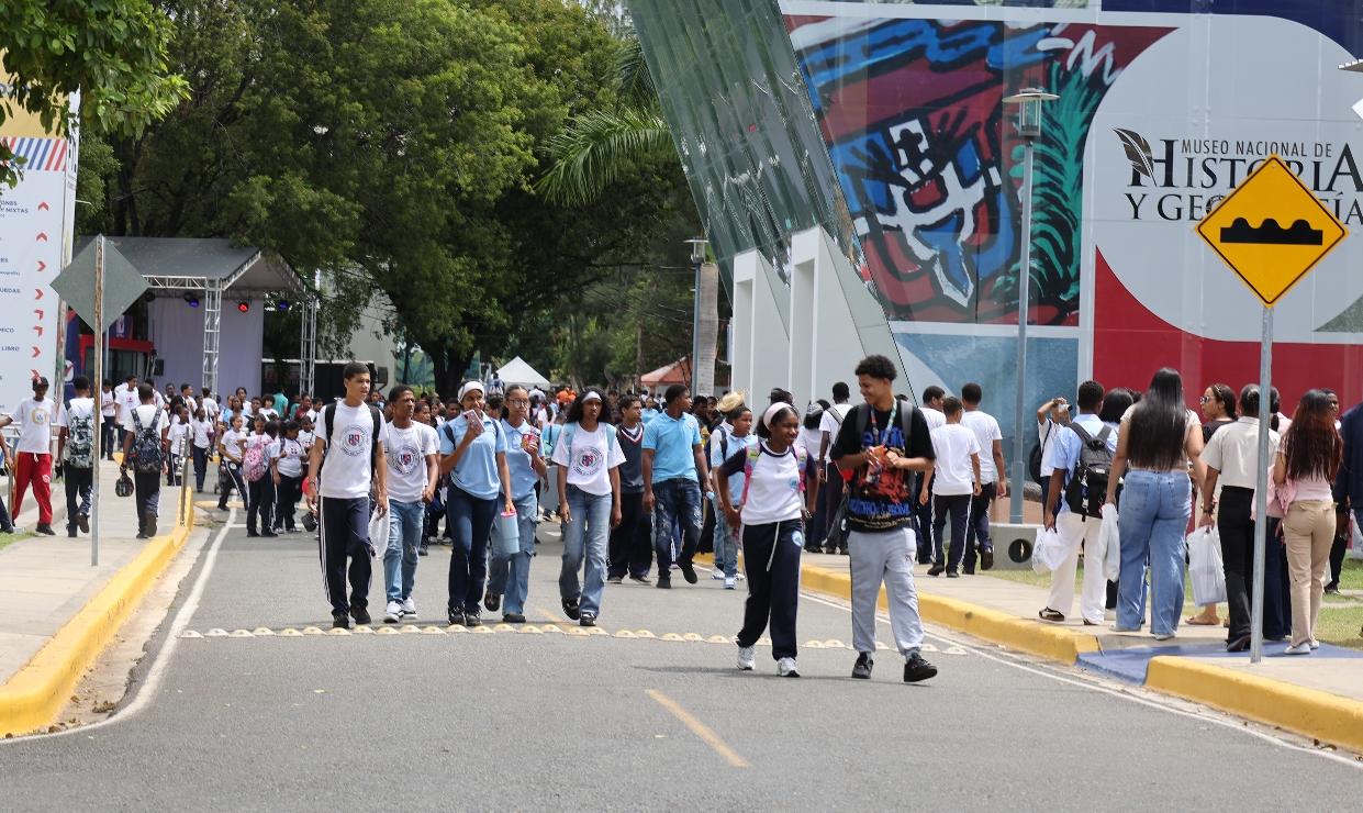 Decenas de jóvenes estudiantes pasearon ayer por la Plaza de la Cultura. Guillermo Burgos.