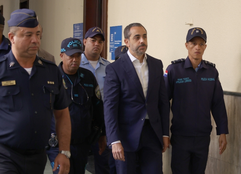 Antonio Espaillat camino a la audiencia. José de León