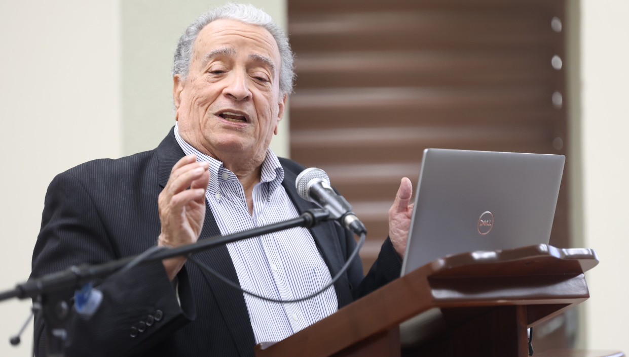 Radhamés Mejía durante su presentación del análisis PISA en la PUCMM.