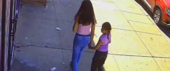 La niña caminaba con un familiar.