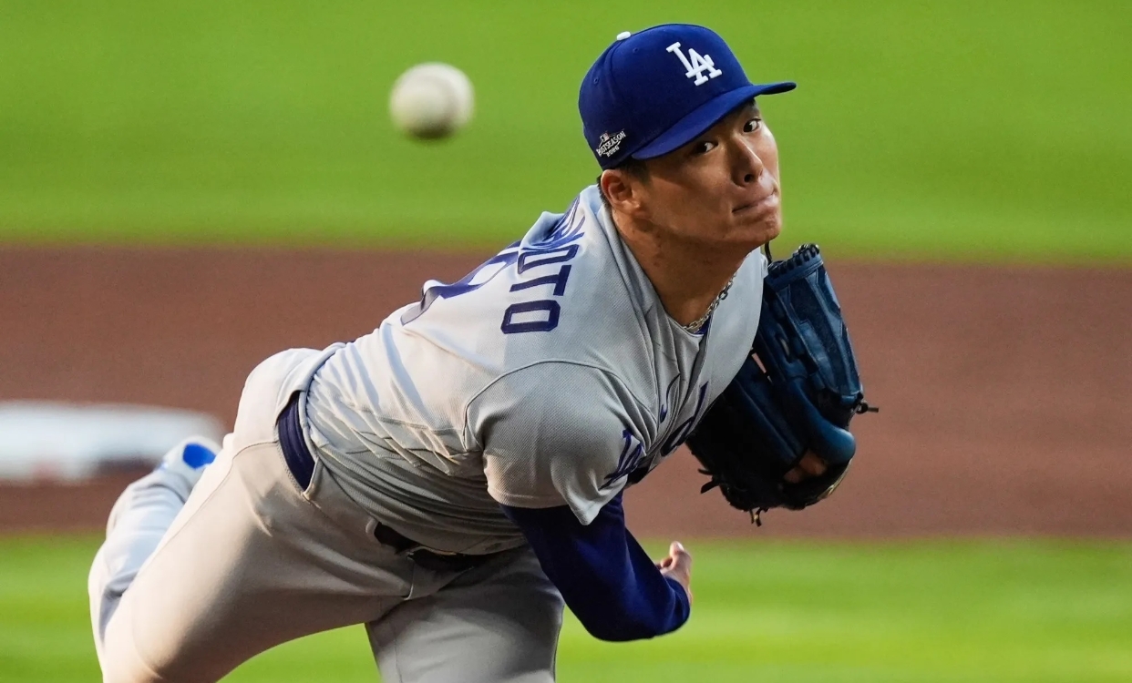 El abridor de los Dodgers, Yoshinobu Yamamoto, durante su gran actuación.