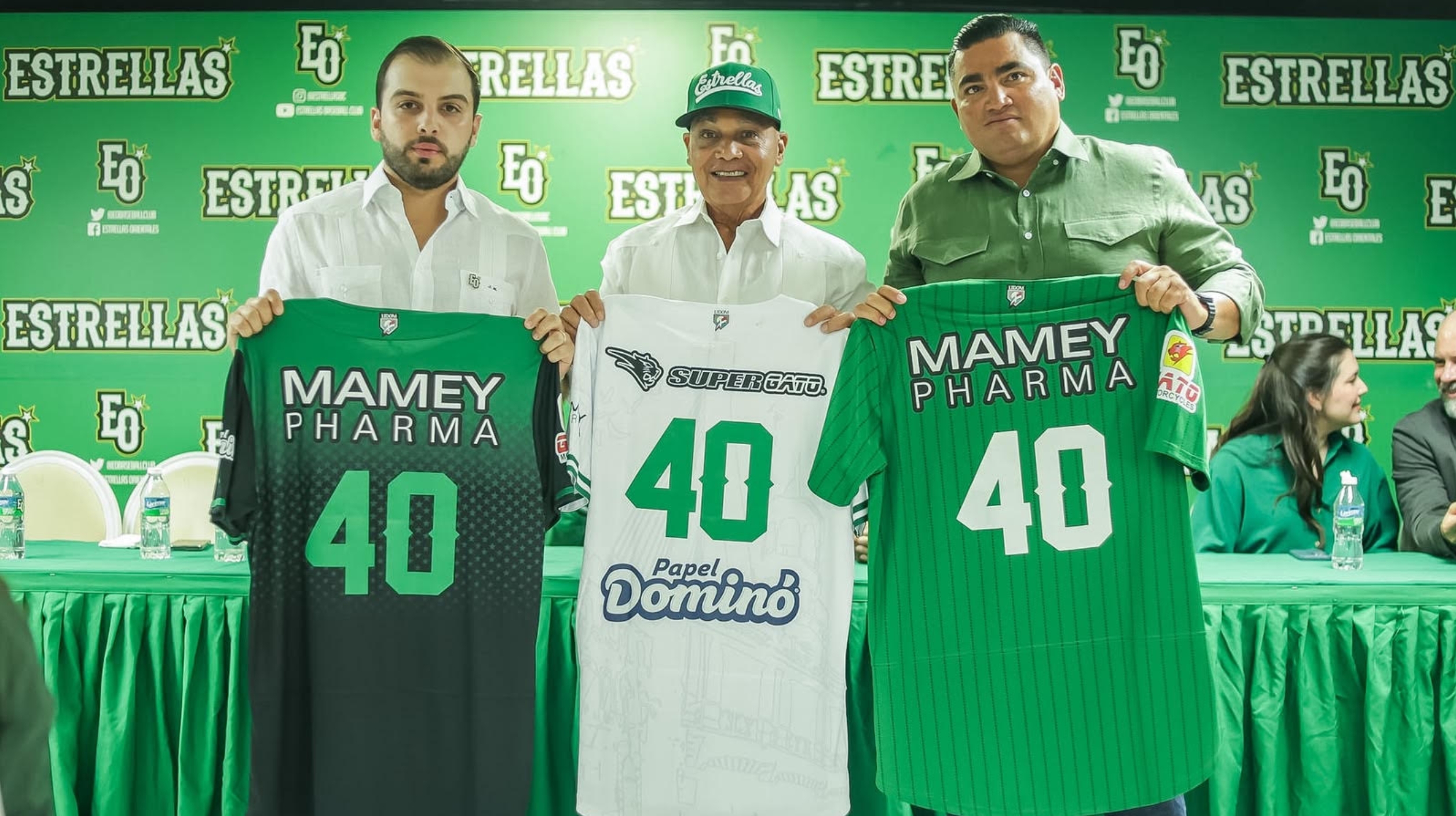 Luis Velázquez (centro), de César Iglesias, entrega los uniformes a Jorge Moreira (vicealmirante) y Ángel Ovalles (vicedirector de operaciones).