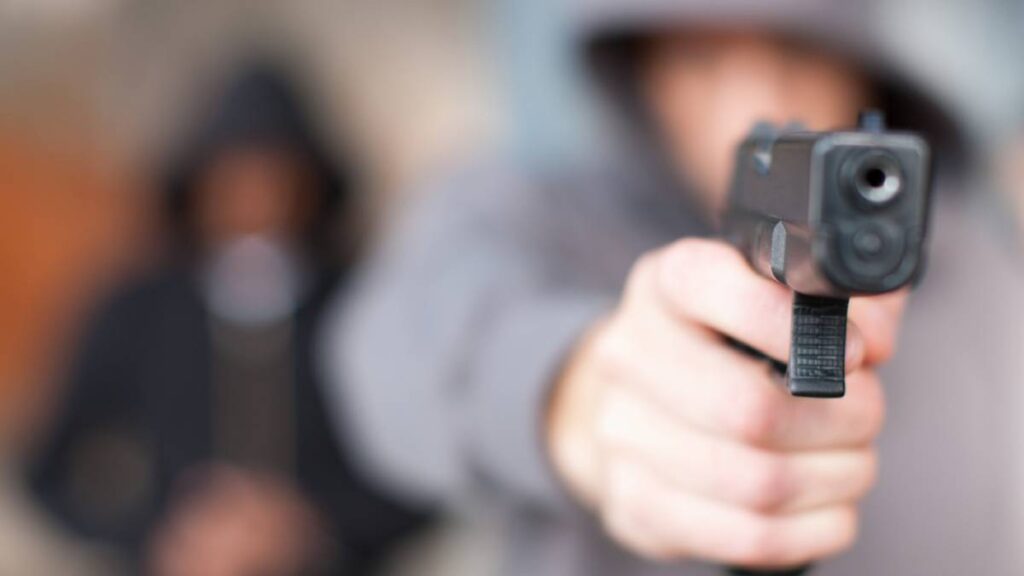 Hombre con arma de fuego en mano.