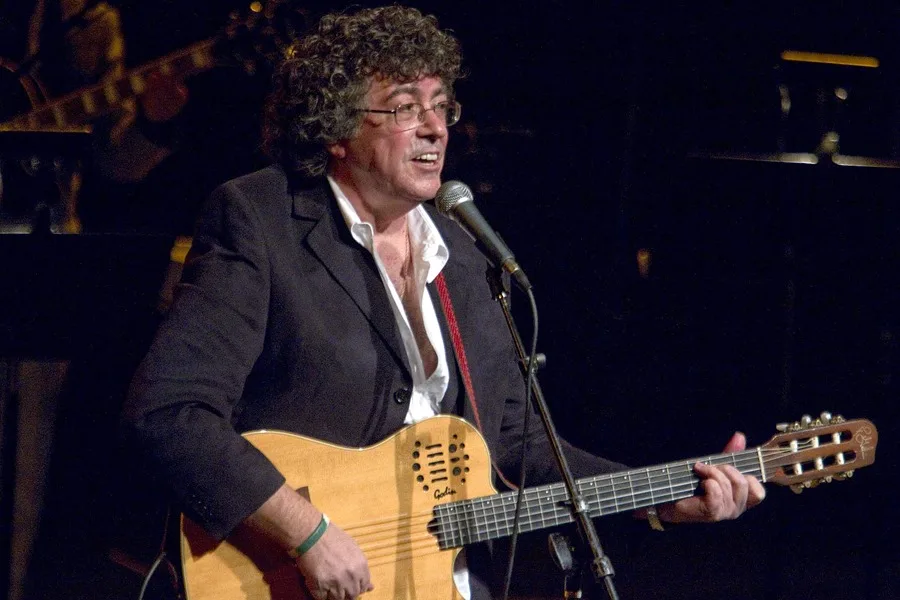 Fotografía de archivo del 25 de abril de 2010 que muestra al cantante argentino Piero durante un concierto en el Lincoln Center de Nueva York (EE.UU.). EFE/Miguel Rajmil