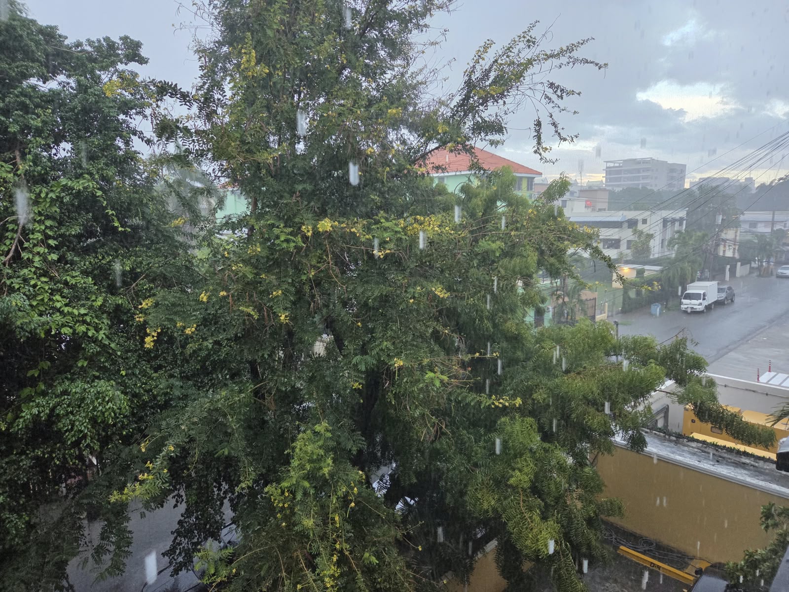 Los aguaceros marcan la tarde de este sábado