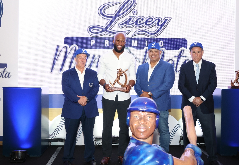 Jugadores de los Tigres del Licey, junto al presidente del equipo, Miguel Guerra, la madrina, Miss Noah Yunén Beras-Goico y la mascota. alberto calvo