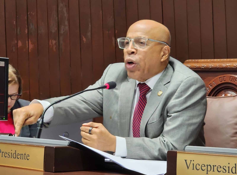 Alfredo Pacheco, presidente de la Cámara de Diputados, encabeza la sesión.